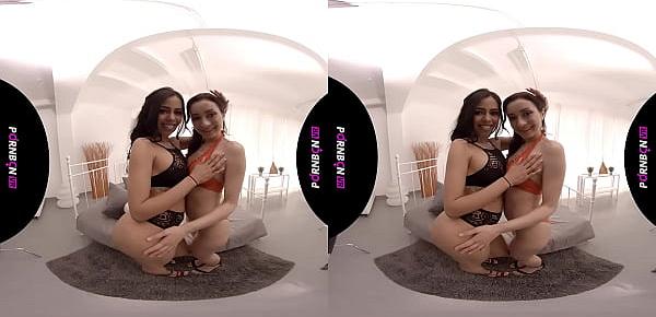  VR 4K | Dos lesbianas cachondas juegan entre ellas y se turnan para follar contigo | Hablando sucio español en realidad virtual